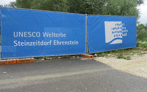 Wir und das UNESCO-Steinzeitdorf