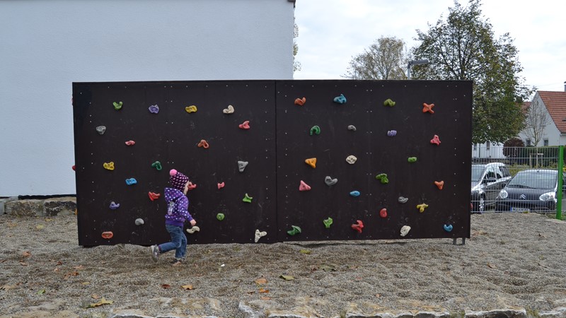 Spielplatz-Illertissen-Kletterwand